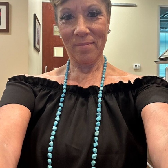 Elegant Turquoise Beaded Necklace - Picture 1 of 9